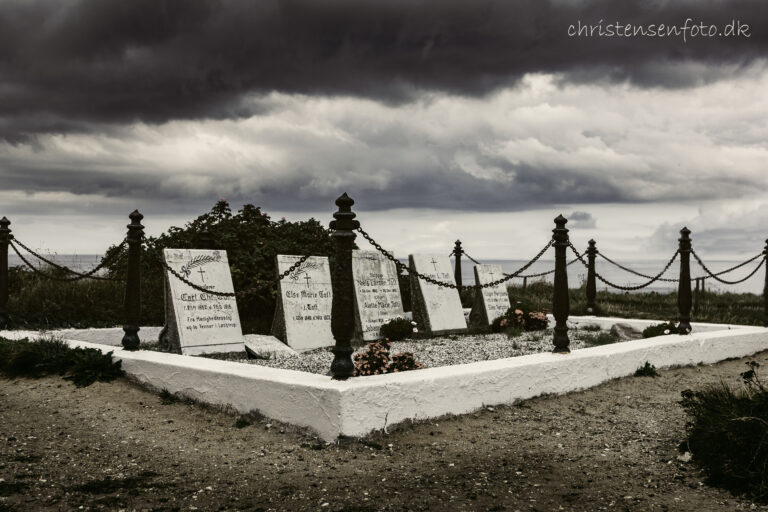 Kirkegården ved Mårup Kirke inden den forsvandt. billedet taget af Fotograf Jan Chr. Christensen.